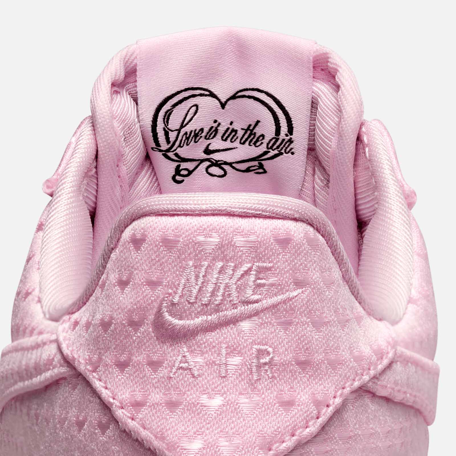 Air Force 1 07 SE Valentine s Day IQ9965 601