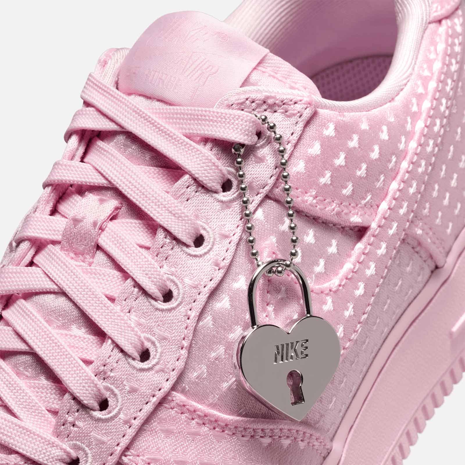 Air Force 1 07 SE Valentine s Day IQ9965 601